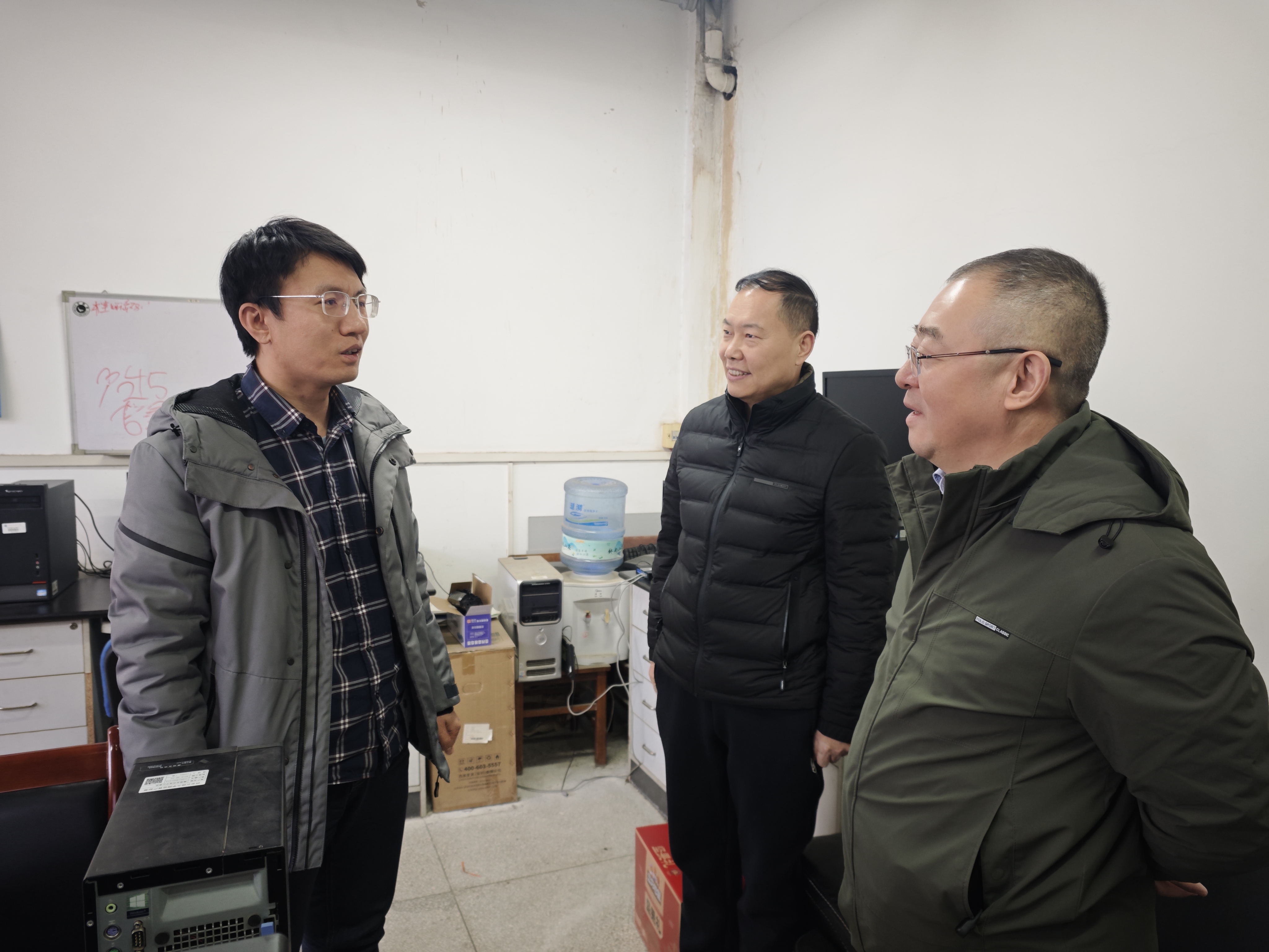 校党委书记常江看望慰问春节前夕坚守在科研一线的教师代表-西安石油大学新闻网